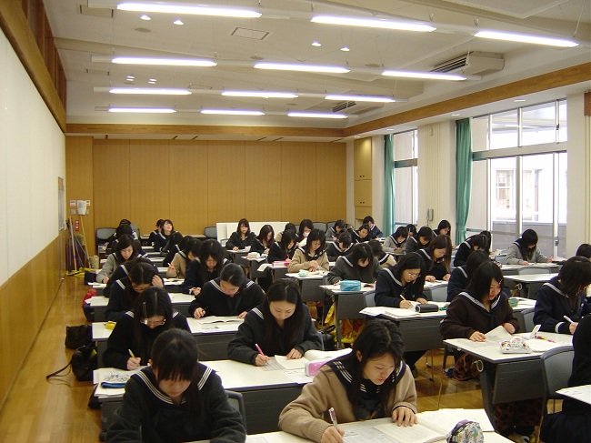 Du học Nhật Bản - Làm bài thi k0 cần giám thị