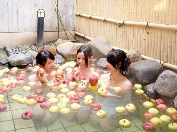 Độc đáo tắm suối nước nóng với 1300 trái táo