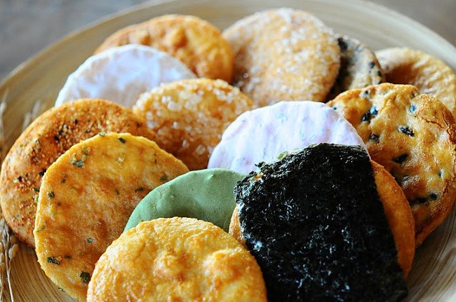 Thưởng thức hương vị bánh Senbei truyền thống Nhật Bản