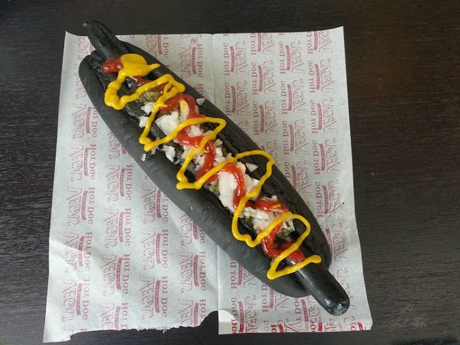 Thưởng thức món Hot dog đen lạ lùng nhất thế giới